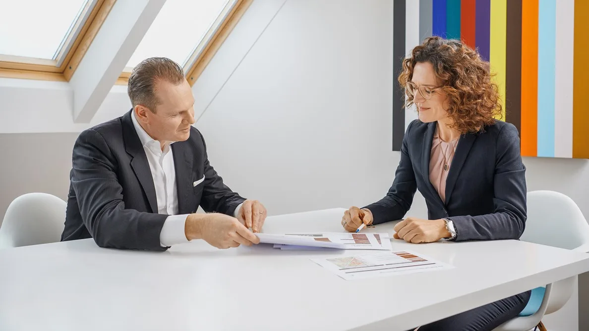 Marco Feusi, CEO der Hiag, und Béatrice Gollong, Leiterin Portfolio/Transaktionen, besprechen eines der vielen Projekte. Marco Feusi, CEO der Hiag, und Béatrice Gollong, Leiterin Portfolio/Transaktionen, sitzen an einem Tisch.